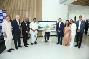Hon’ble Deputy CM of Telangana, Sri Bhatti Vikramarka Mallu unveils the Motilal Oswal Executive Centre (MOEC) at ISB with Motilal Oswal (4-R), Chairman of Motilal Oswal Foundation, and Dean Madan Pillutla (3-L); members of the Motilal Oswal family (1-R, 2-R and 3-R); and ISB Executive Board members (1-L and 2-L)