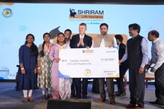 Mr. Caspararus J.H. Kromhout, MD and CEO, Shriram Life Insurance and Dr. Sridhar Babu, Minister of IT, Electronics & Communications, Industries & Commerce, and Legislative Affairs, Government of Telangana, presenting a scholarship to a student at the Pratibha Puraskarlu event organized by Shriram Life Insurance.