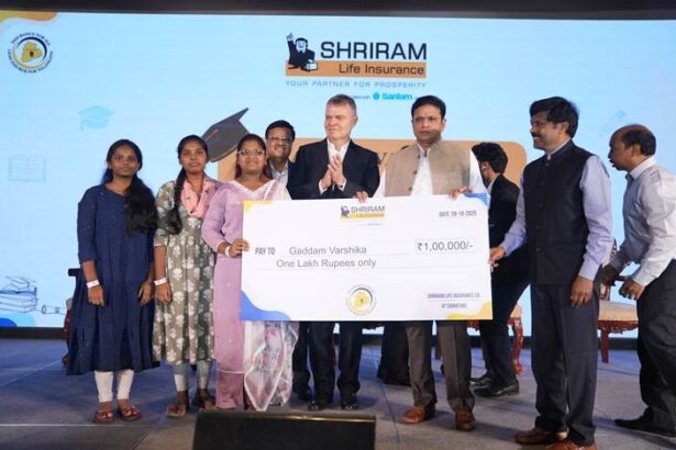 Mr. Caspararus J.H. Kromhout, MD and CEO, Shriram Life Insurance and Dr. Sridhar Babu, Minister of IT, Electronics & Communications, Industries & Commerce, and Legislative Affairs, Government of Telangana, presenting a scholarship to a student at the Pratibha Puraskarlu event organized by Shriram Life Insurance.